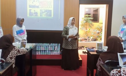 Beauty Class siswa Perhotelan kerjasama dengan Wardah Cosmetic
