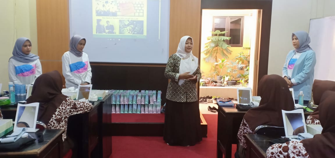 Beauty Class siswa Perhotelan kerjasama dengan Wardah Cosmetic