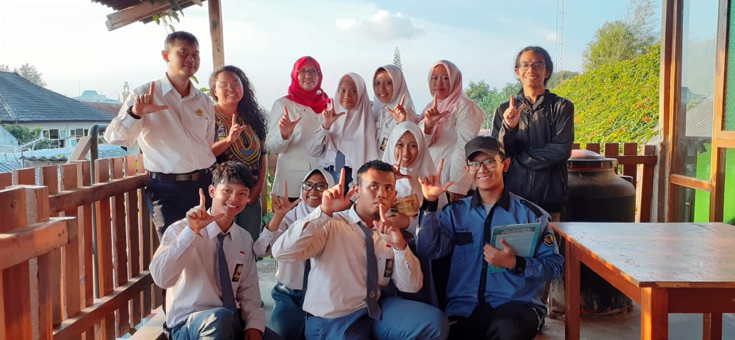 Kunjungan Literasi ke Perpustakaan IVAA