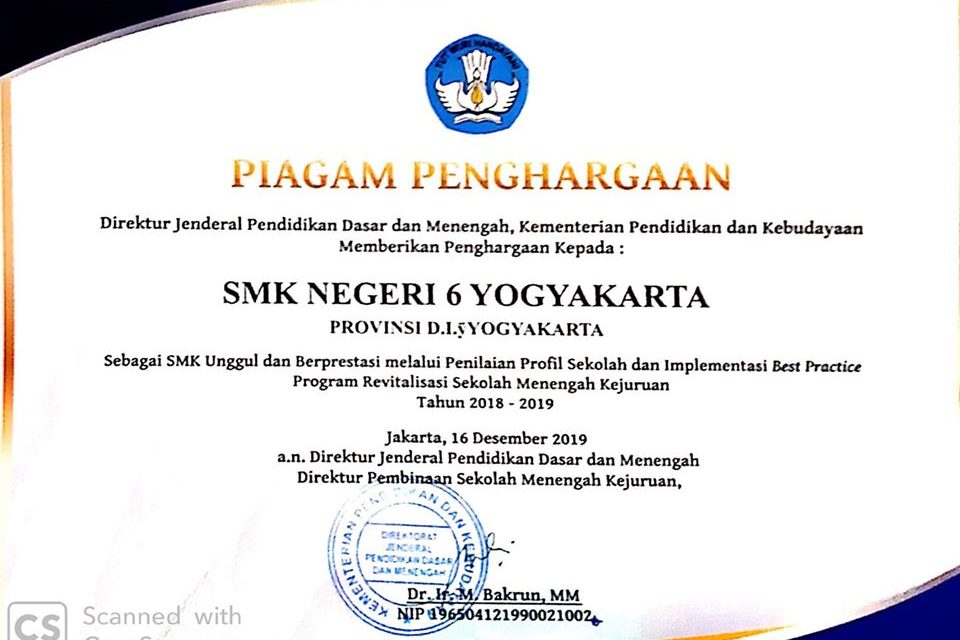 Penghargaan dari Dirjen Dikdasmen sebagai SMK Unggul dan Berprestasi