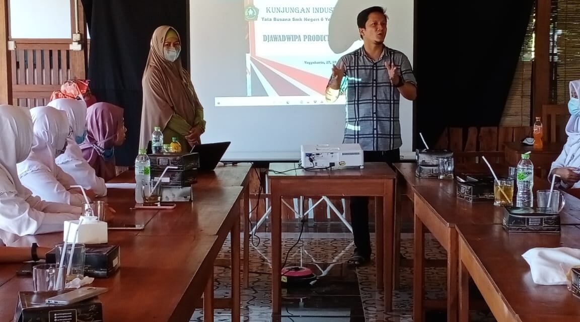 PENGEMBANGAN KOMPETENSI PESERTA DIDIK KELAS XI TATA BUSANA PADA INDUSTRI MODISTE ARIANI DAN DJAWADWIPA PRODUCTION
