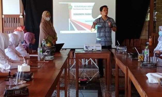 PENGEMBANGAN KOMPETENSI PESERTA DIDIK KELAS XI TATA BUSANA PADA INDUSTRI MODISTE ARIANI DAN DJAWADWIPA PRODUCTION